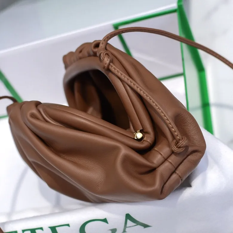 Batch 1120 Bottega Veneta cloud bag ☁️POUCH series Original plain calfskin, super low-key and attractive, soft and casual, major internet celebrity bloggers are crazy about calling it fashionable and classy, ​​lazy and intellectual, small size: 23*13*8 (small cloud plain) caramel color